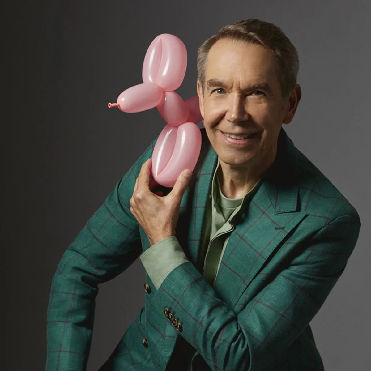 Jeff Koons dans son studio avec des sculptures Balloon Dog